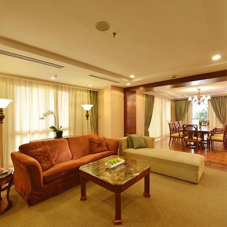 Hotel Equatorial Melaka Zewnętrze zdjęcie A living room in a suite at the hotel