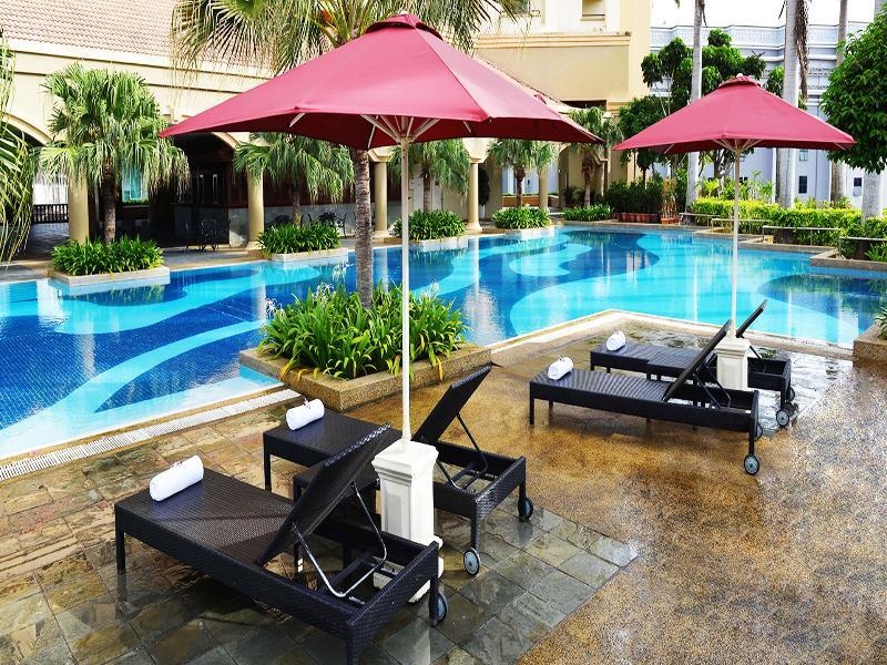 Hotel Equatorial Melaka Zewnętrze zdjęcie The pool at the hotel