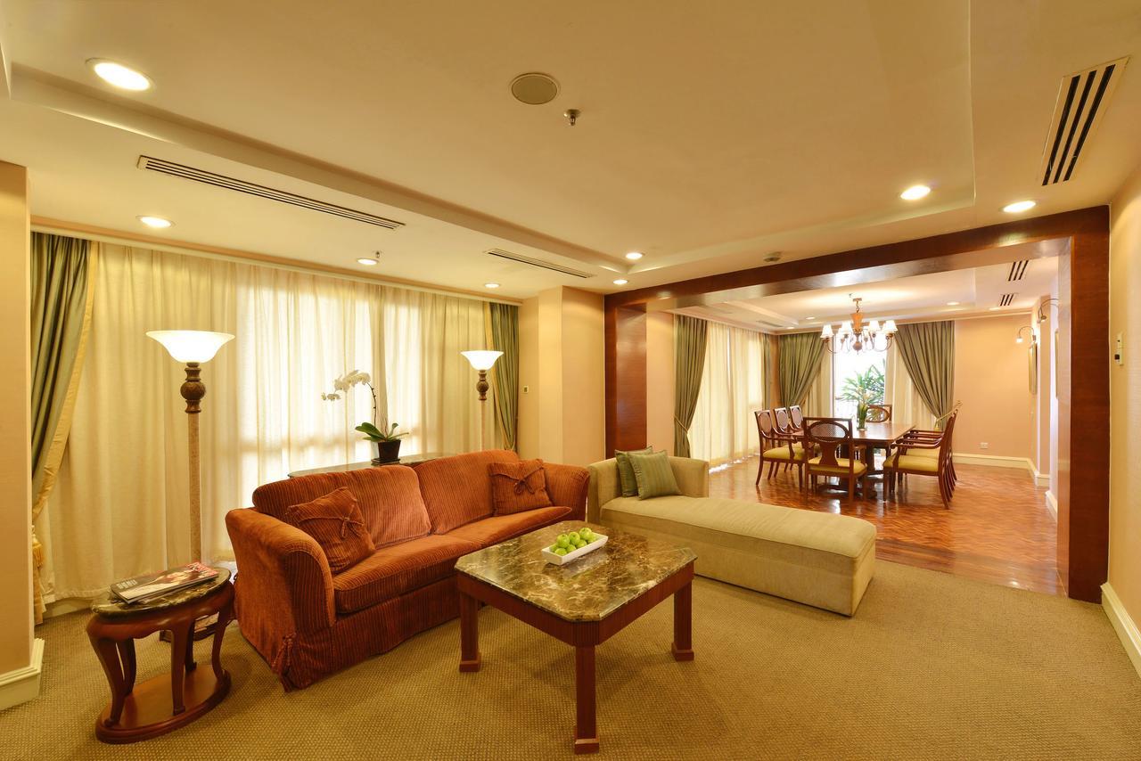 Hotel Equatorial Melaka Zewnętrze zdjęcie A living room in a suite at the hotel