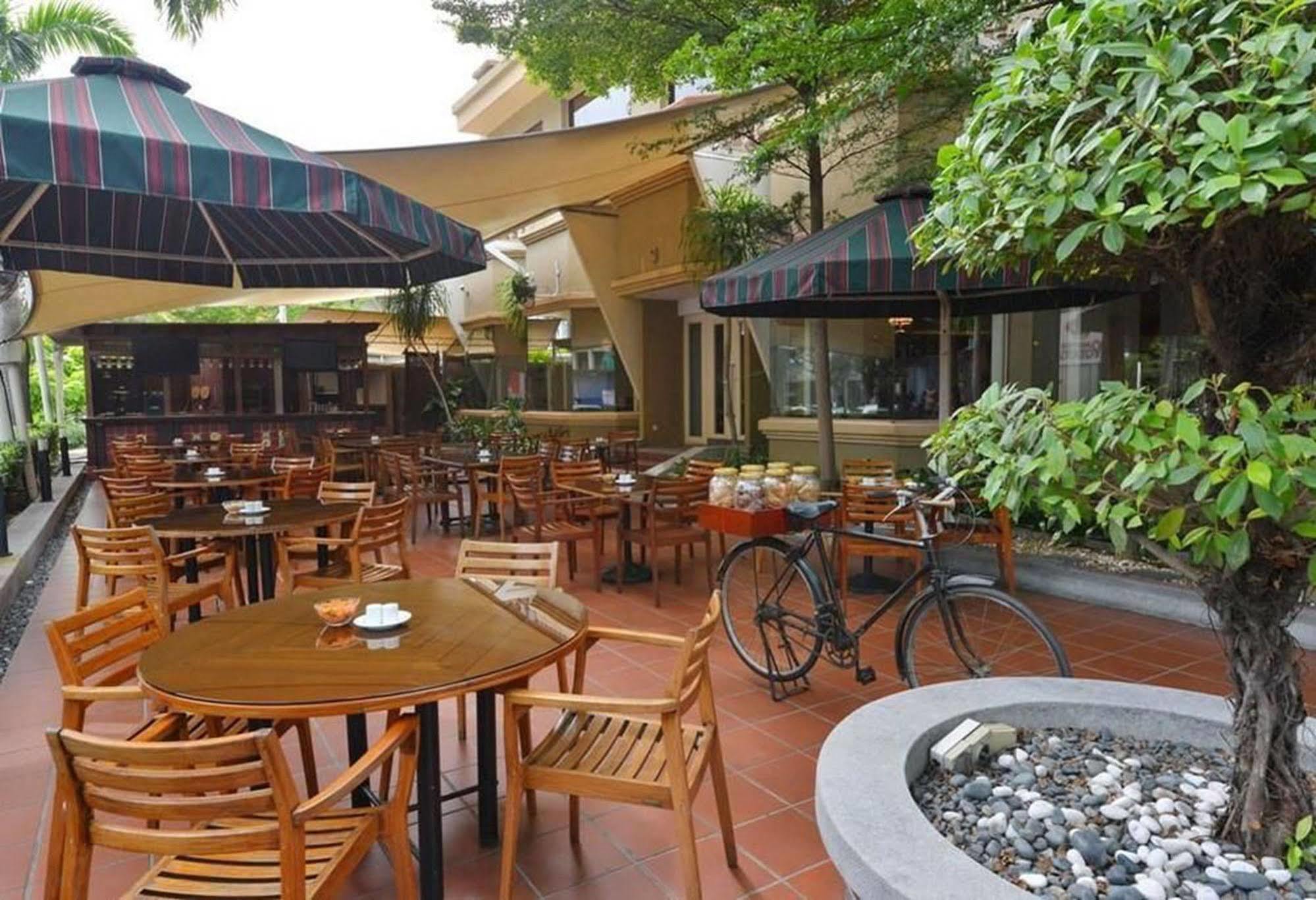 Hotel Equatorial Melaka Zewnętrze zdjęcie The outdoor café at the hotel