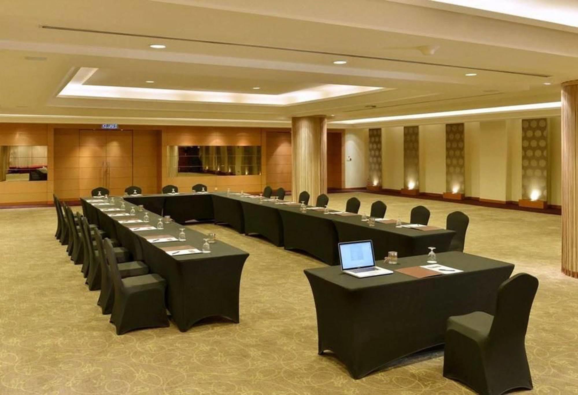 Hotel Equatorial Melaka Zewnętrze zdjęcie A meeting room at a hotel