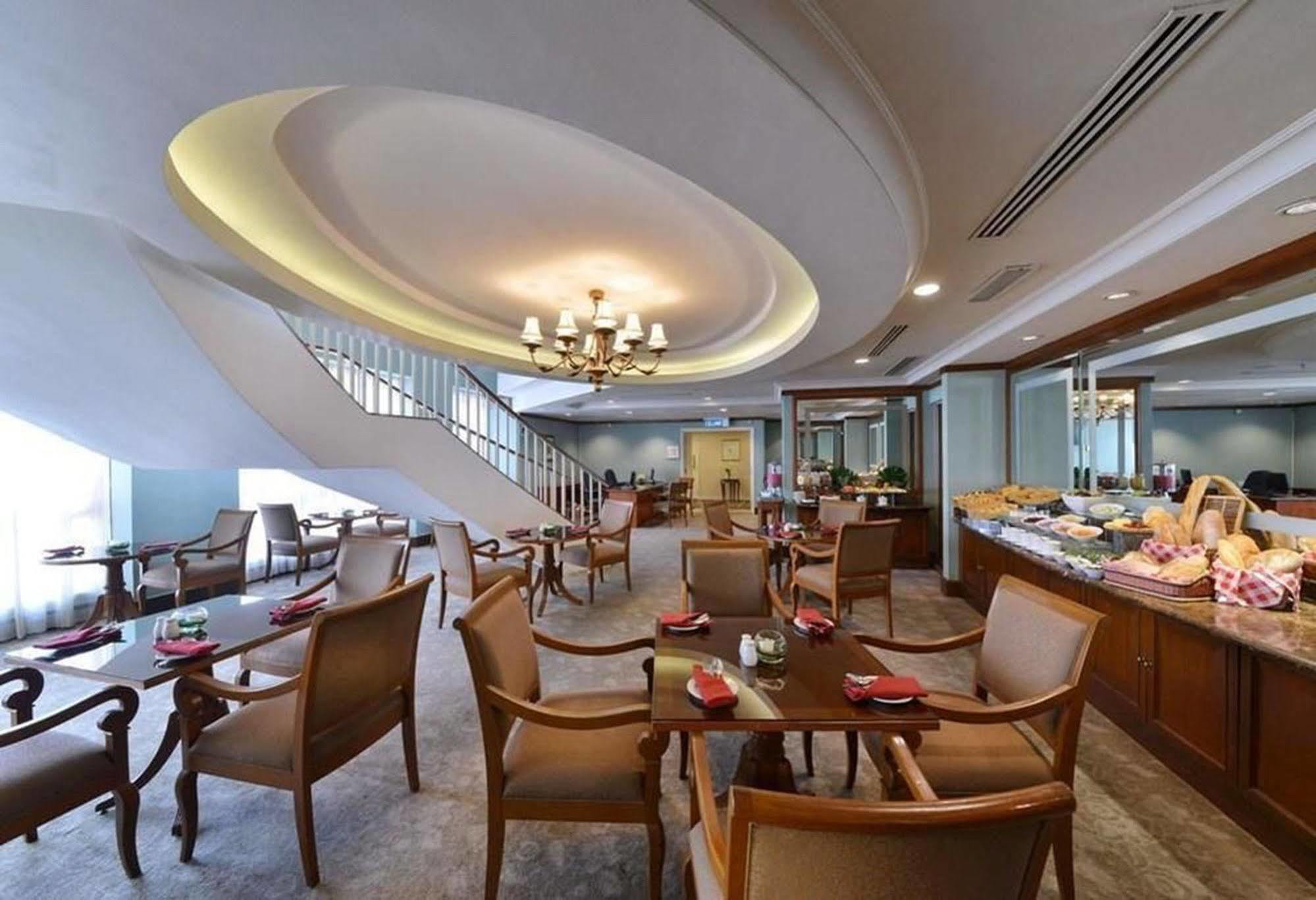 Hotel Equatorial Melaka Zewnętrze zdjęcie The Club at Changi Airport