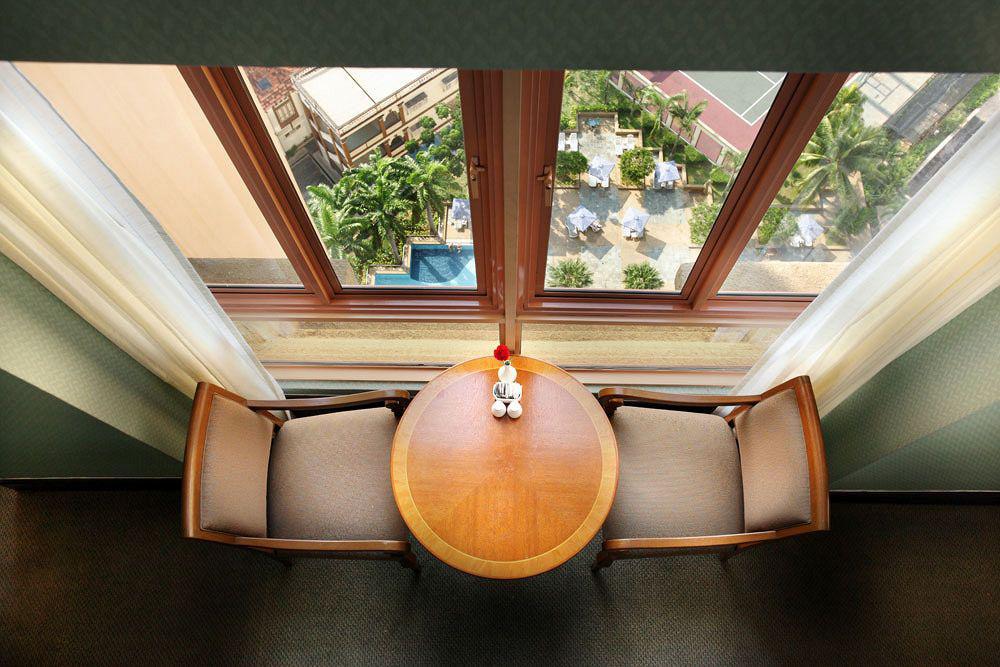 Hotel Equatorial Melaka Zewnętrze zdjęcie A table and chairs